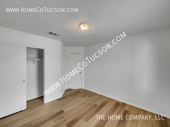 Building Photo - 1542 E Melridge St