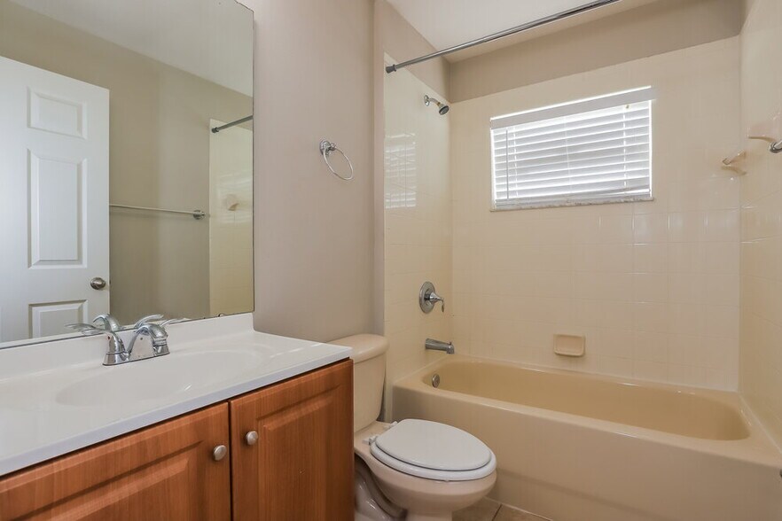 Building Photo - 2419 Hamlet Cir