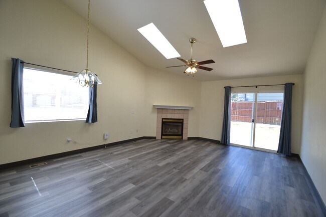 Building Photo - 5 Bed 3 Bath Ranch with Finished Basement