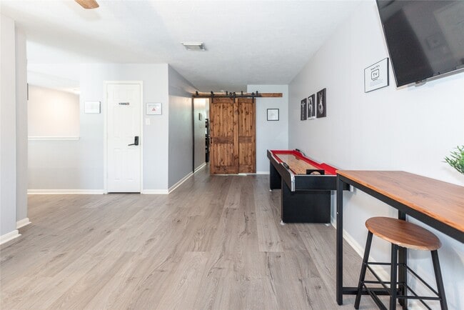 Building Photo - 10815 Oak Bayou Ln