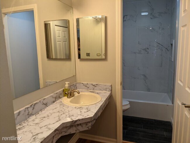 Building Photo - 1 br, 1 bath Condo - 1912 Prairie Sq