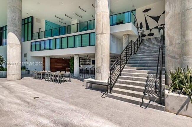 Building Photo - 398 NE 5th St