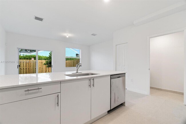 Building Photo - 1870 SE 26th Ter