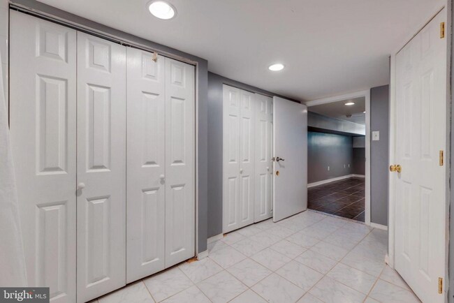 Building Photo - 2 BR 2 BA Townhome with Multi-level Deck