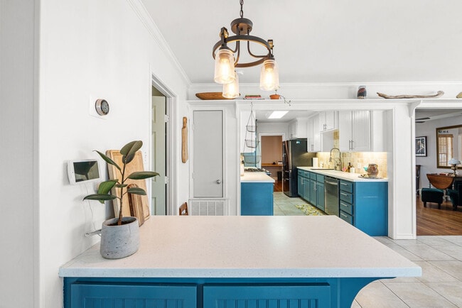 Building Photo - 306 Naples St