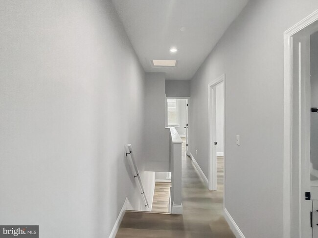 Building Photo - 733 N Linwood Ave