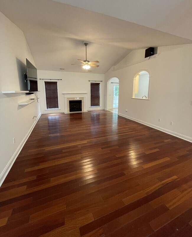 Building Photo - Move-In Incentive - $200 off first month's rent