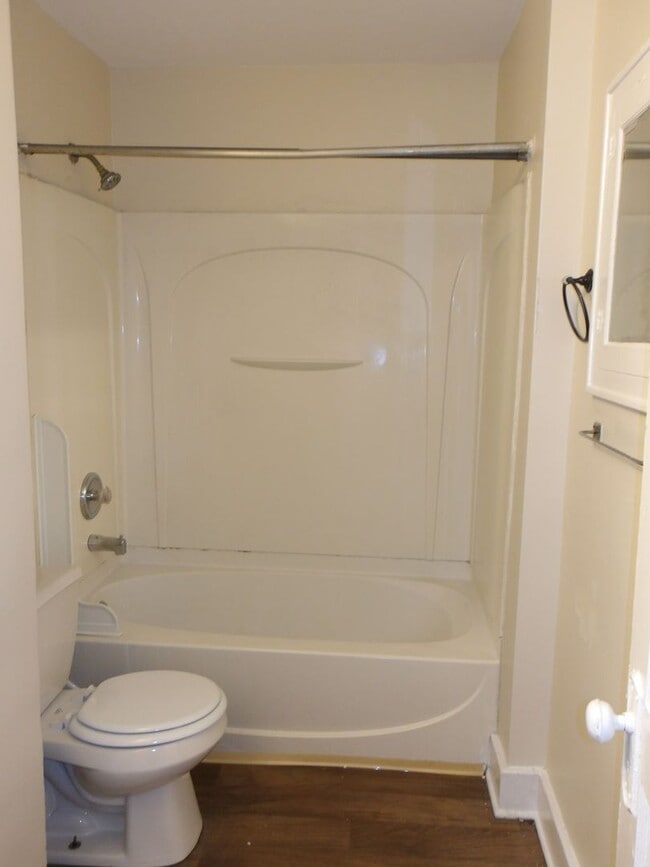 Building Photo - 629 W Ormsby Ave