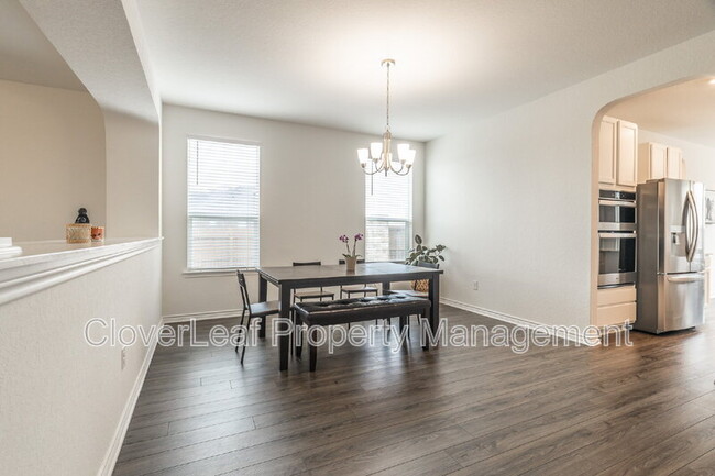 Building Photo - 302 Colonial Blf