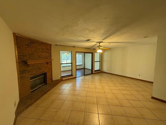 Building Photo - 3207 Shamrock St E