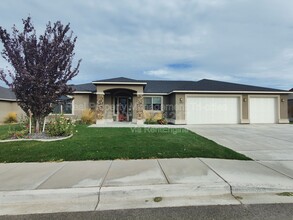 Building Photo - 4801 Pinehurst Dr