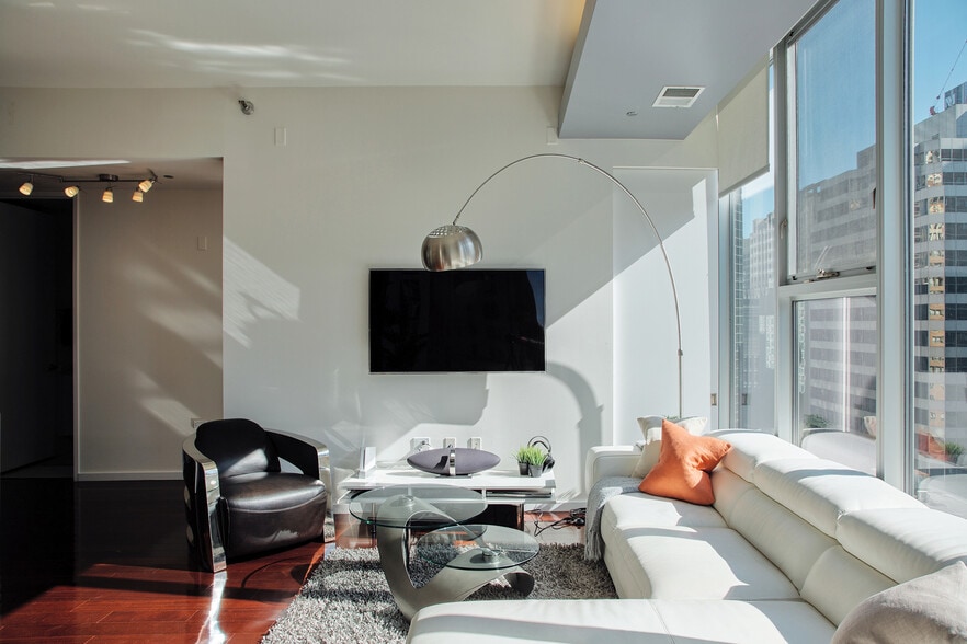 Building Photo - 550 N Saint Clair St