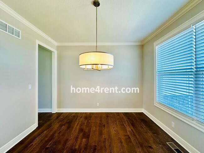 Building Photo - Nearly New Luxury Home in Blue Valley Schools!