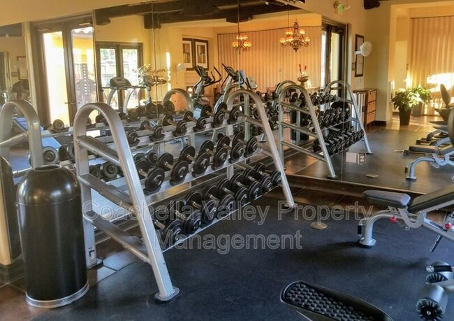 Building Photo - 532 Calle Vibrante