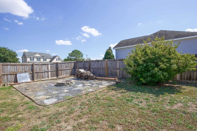 Building Photo - Charming 3 BR/2BA Ranch with fully fenced ...