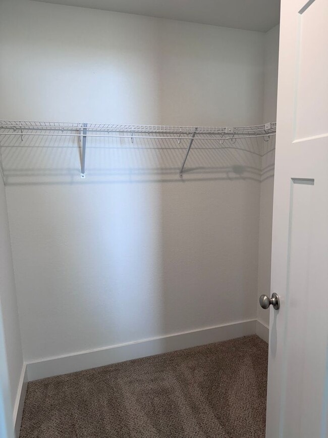 Building Photo - 997 Burnside Rd