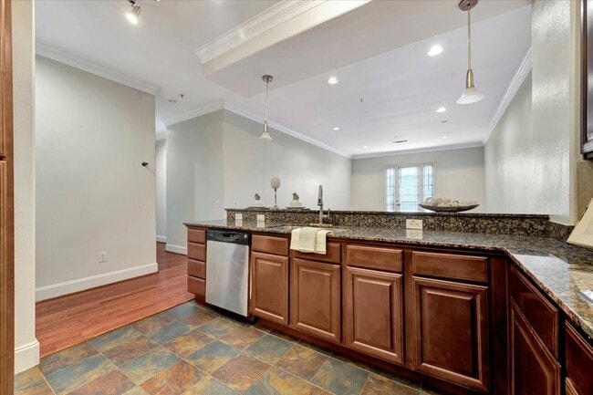 Building Photo - 7134 Mapleridge St