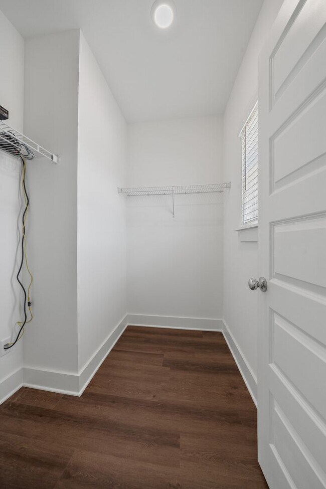 Building Photo - Spacious Two Bedroom Home with Garage and Fenced Backyard!