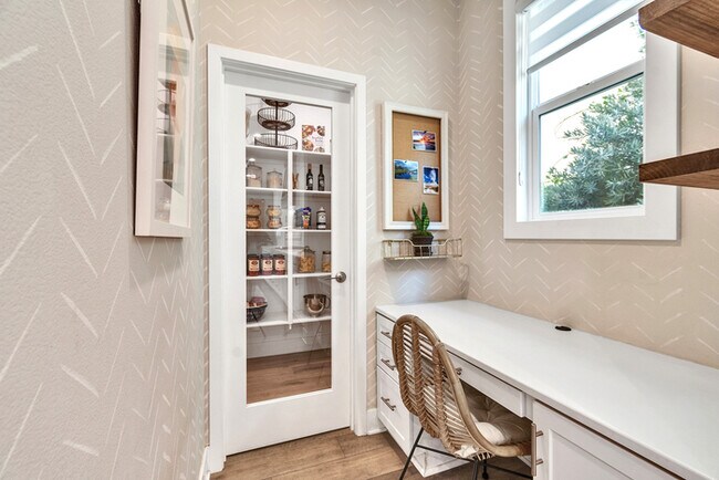 Building Photo - Light and bright 4 bedroom 3 bath beauty i...