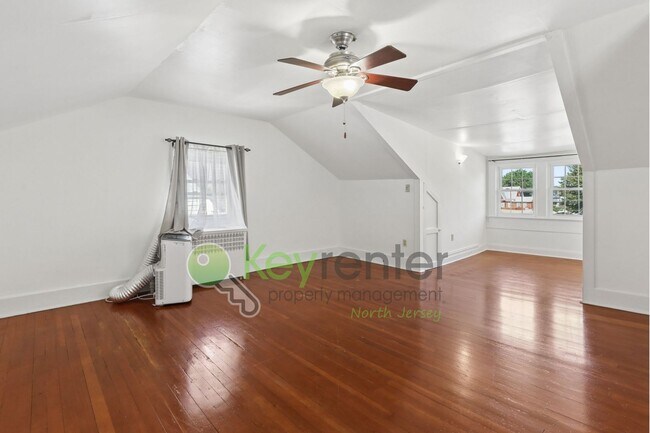 Building Photo - Spacious 4BR Single-Family Home with Garage, Driveway & Fenced Yard in Kearny