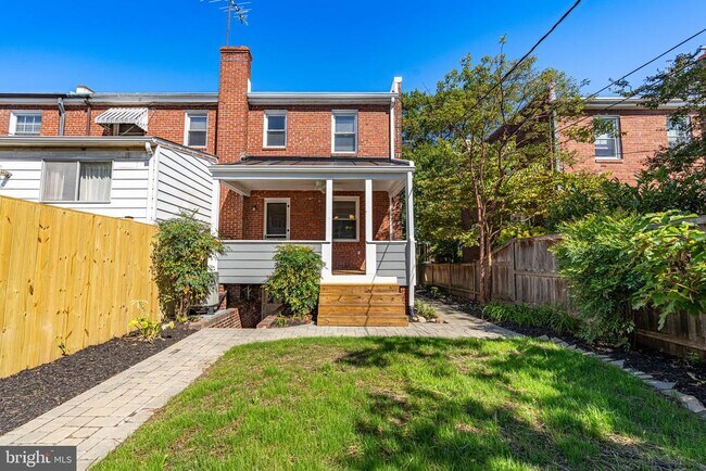 Building Photo - 425 E Luray Ave