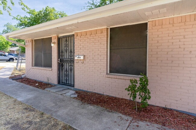 Building Photo - Great Location! 2/1 Duplex Near Downtown Fort Worth