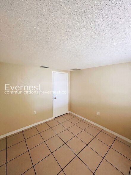 Building Photo - 9130 Chatam Ln