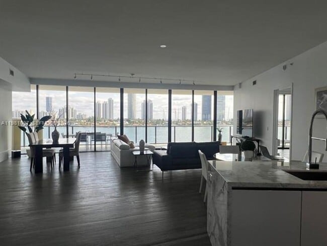 Building Photo - 5500 Island Estates Dr