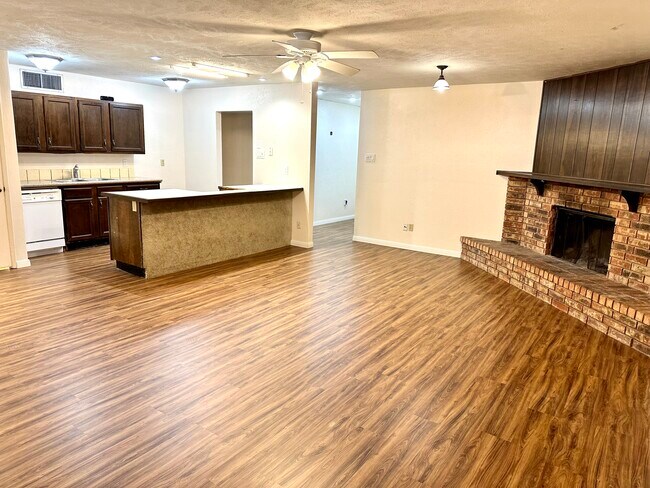 Building Photo - 521 Hanover Dr