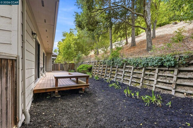 Building Photo - 900 Augusta Dr