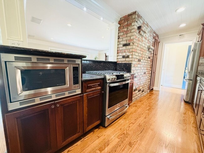 Building Photo - Wonderfully Updated 3 Bed 2 Bath Walnut Cr...