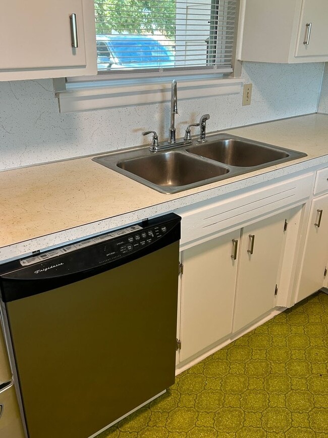 Building Photo - 3-bedroom, 1.5-bath in the MacArthur Schoo...