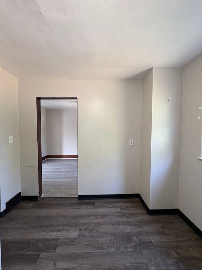 Building Photo - Three bedroom one bathroom home for rent