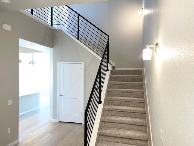 Building Photo - Townhome w/ All the Bells and Whistles!