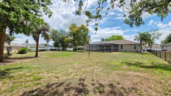 Building Photo - CUTE AND SPACIOUS 3 BEDROOM/ 2 BATH POOL HOME! NORTH PALMETTO! PET FRIENDLY!