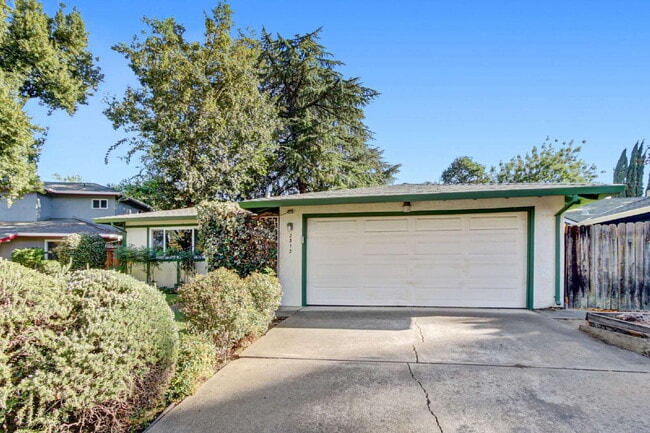 Building Photo - Classic Davis Manor Ranch — 3 Bed, 2 Bath with Covered Patio and Large Yard