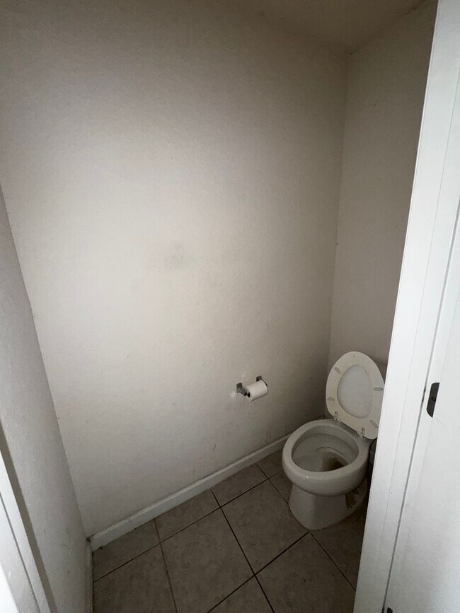 Building Photo - Beautiful 3BR/2.5BA Townhome with Water View in Fore Ranch