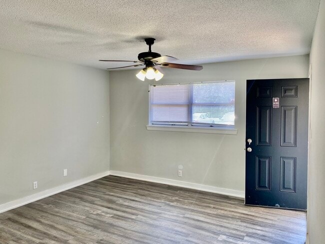 Building Photo - Hillcrest Apts: Rossville 2Bed/1Bath Apart...