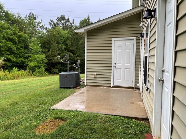 Building Photo - Two Bedroom Townhouse with Bonus Room in Sherrills Ford!