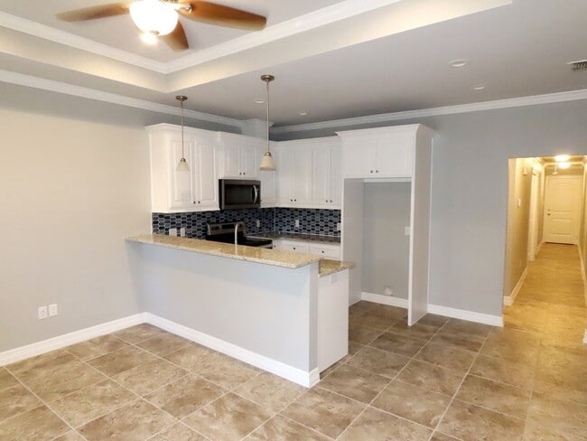 Building Photo - Beautiful 2 Bedroom, 2 Bath Duplex Near Ty...