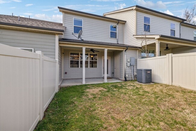 Building Photo - 3 BR/2.5 BA Luxury Townhome