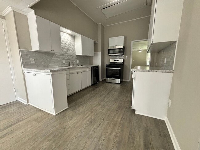 Building Photo - 3 Bedroom 1.5 Bathroom home with a 2 car g...