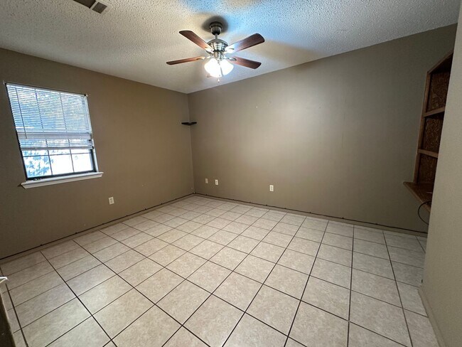 Building Photo - 1402 N Hartford Ave