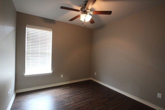 Building Photo - Beautiful 3 Bedroom 2 Bath Home in Guinn E...