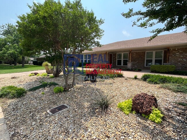 Building Photo - 6400 Espana Dr