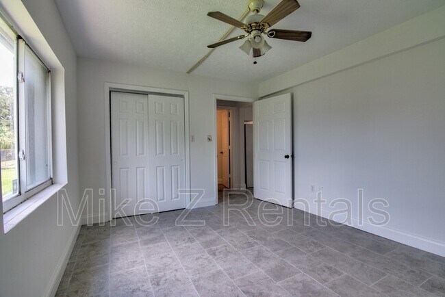 Building Photo - 10632 Woods Cir