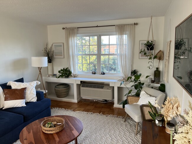 Building Photo - 1624 W Abingdon Dr