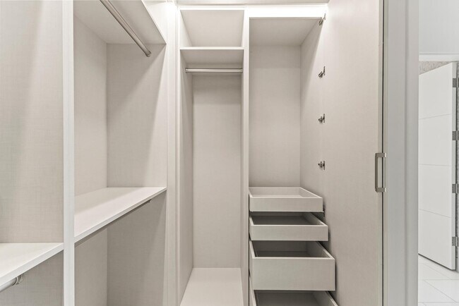 Building Photo - 6587 N Palmeraie Blvd