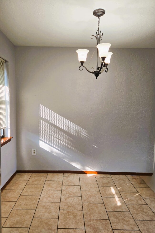 Building Photo - 907 NE Tortoise Dr