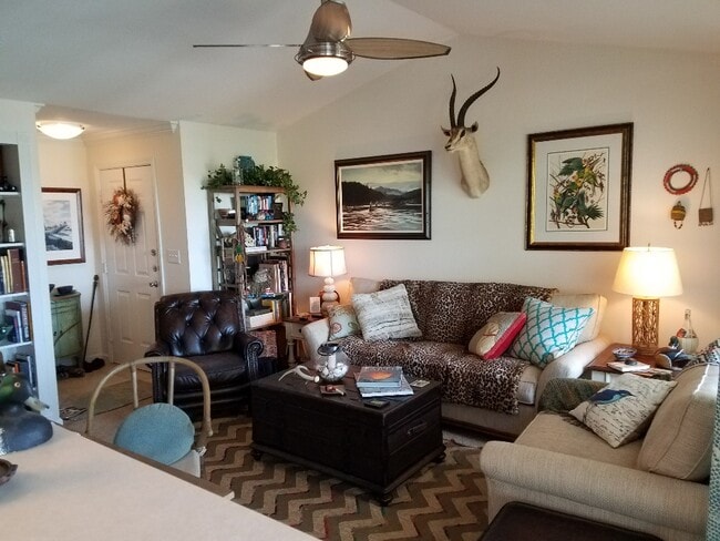 Building Photo - 700 Daniel Ellis Dr